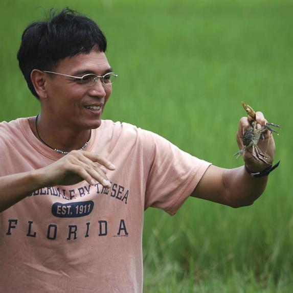 <span style="color: #000000 !important;font-size: 14pt">Sayon Soeun proudly displays a crab he caught in the rice fields of Cambodia.</span>